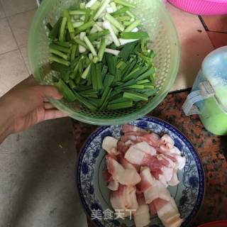 五花肉炒蒜苗的做法步骤：1