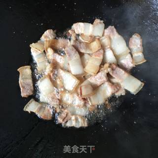 五花肉炒蒜苗的做法步骤：2