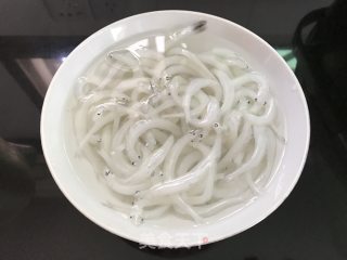 银鱼炒蛋的做法步骤：2