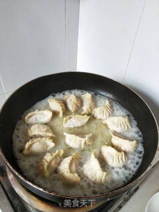 冰花煎饺的做法步骤：7