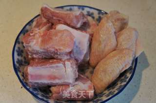 黑椒排骨翅的做法步骤：1