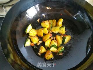 油焖南瓜的做法步骤：3