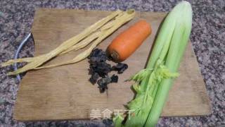 腐竹炒芹菜的做法步骤：1