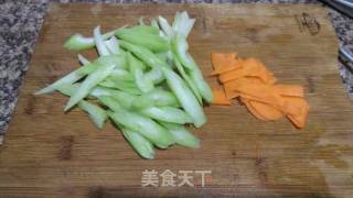 腐竹炒芹菜的做法步骤：3