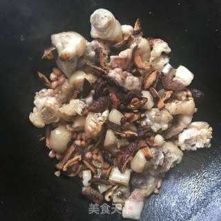 客家特色沙茶焖猪手的做法步骤：3