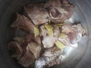 胡萝卜肉骨汤的做法步骤：2