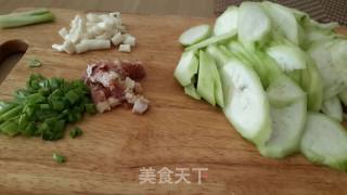 火腿菌菇丝瓜汤的做法步骤：1