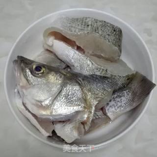 鲈鱼炖土豆的做法步骤：1