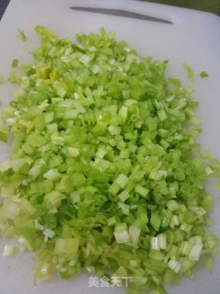 芹菜猪肉包的做法步骤：2