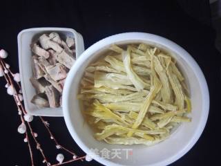 排骨焖腐竹的做法步骤：1