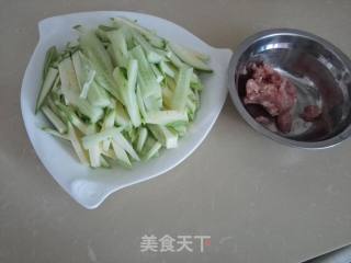 西葫芦炒肉末的做法步骤：1