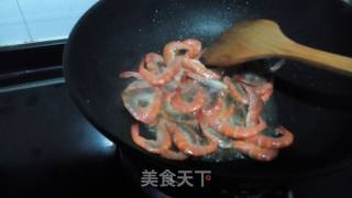 白菜叶炒鲜虾的做法步骤：3