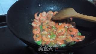 白菜叶炒鲜虾的做法步骤：4