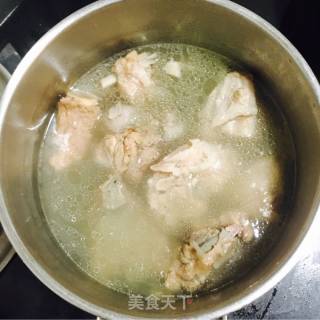 猪棒骨炖酸菜的做法步骤：1