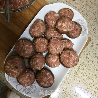 【长肉肉】——香菇塞肉的做法步骤：1