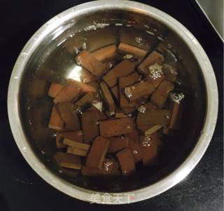血豆腐炒韭菜的做法步骤：2