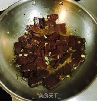 血豆腐炒韭菜的做法步骤：8