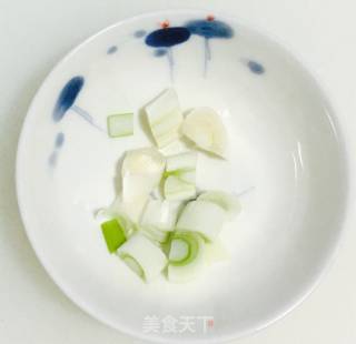 秋季滋阴润肺之猪血粉丝汤的做法步骤：2