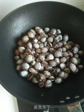 红蚶子肉拌芹菜的做法步骤：1