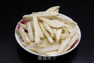 酥脆白薯条的做法步骤：2