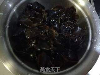 木耳炒鸡蛋的做法步骤：1
