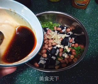 香菜臭干拌花生米的做法步骤：6