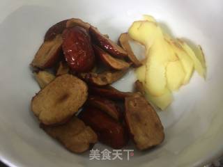 冰糖红枣炖花胶的做法步骤：2