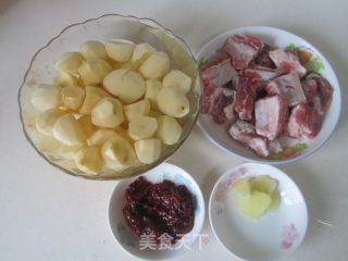 川味土豆烧排骨的做法步骤：1