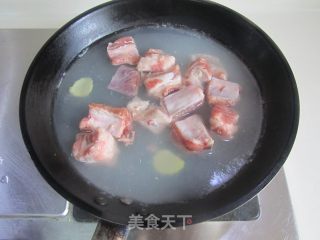 川味土豆烧排骨的做法步骤：2