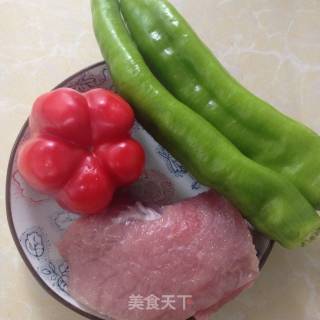 青红椒炒肉丝的做法步骤：1