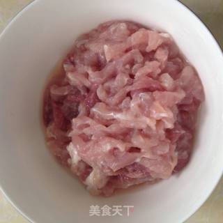 青红椒炒肉丝的做法步骤：2