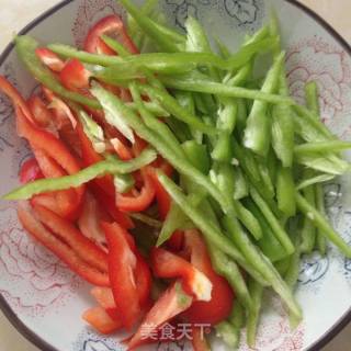 青红椒炒肉丝的做法步骤：3