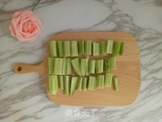 早餐小菜丨懒人定制的酱黄瓜，宝宝的开胃小菜的做法步骤：1