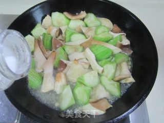 猪肚菇丝瓜炒鸡蛋的做法步骤：7