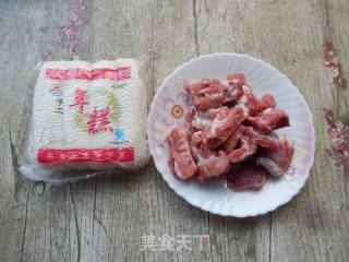 年糕排骨煲的做法步骤：1