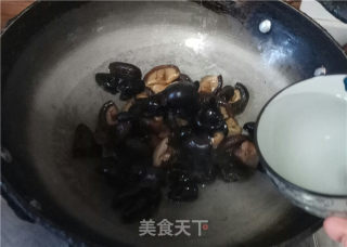 香菇油面筋的做法步骤：3