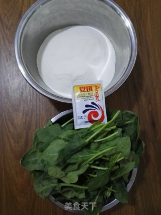 菠菜馒头的做法步骤：1