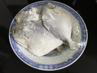 蒜香鲳鱼的做法步骤：4