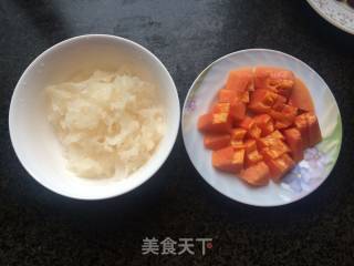 木瓜银耳汤的做法步骤：2