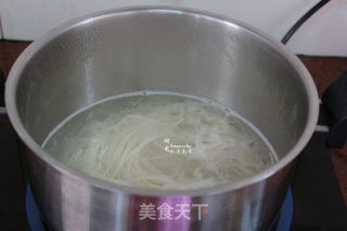 爽滑鸡汤面的做法步骤：2