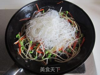 海鲜炒米粉的做法步骤：8
