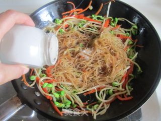 海鲜炒米粉的做法步骤：10
