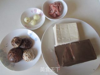 香菇肉末双色豆腐的做法步骤：1