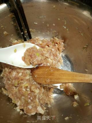 油炸肉丸子的做法步骤：6
