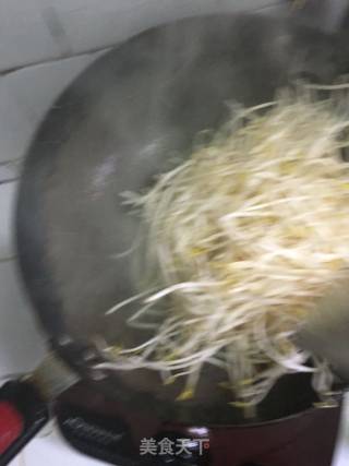 炝炒绿豆芽的做法步骤：4
