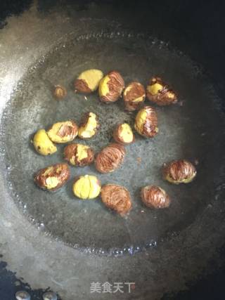板栗烧鸡腿的做法步骤：1