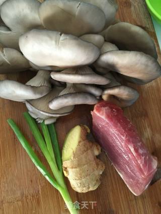 平菇炒肉的做法步骤：1