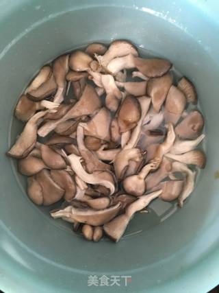 平菇炒肉的做法步骤：2