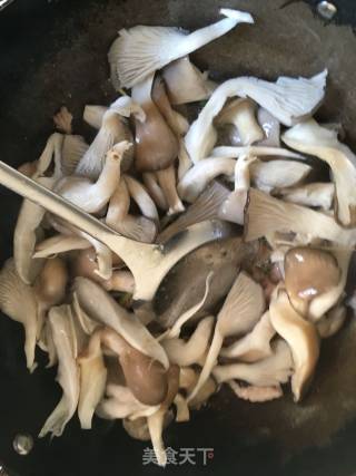平菇炒肉的做法步骤：6