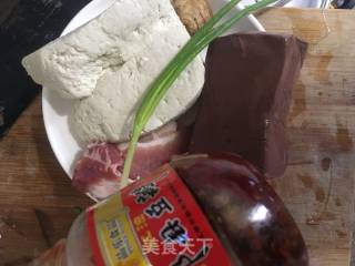 猪肉炖鸭血豆腐的做法步骤：1